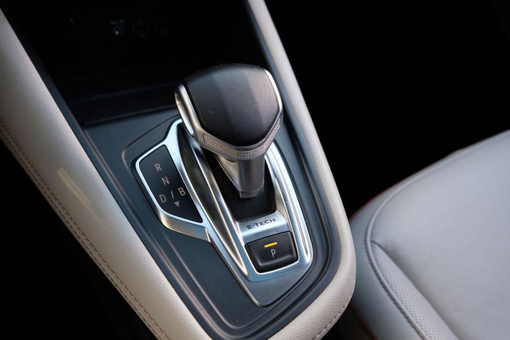 Renault Captur 1.6 E-Tech Plug-in Hybrid 160 Initiale Paris *PANORAMADAK* 56dkm ZEER LUXE 48722523-28.jpg | AutoNique Occasions Uden